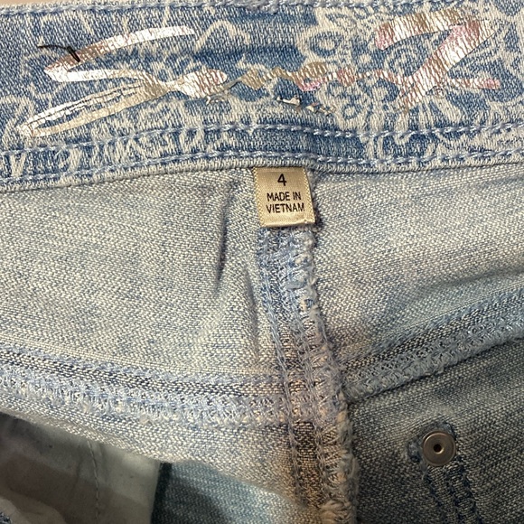 Seven7 Floral Light Wash Denim Shorts Silver Accents 7" inseam size 4 11198 - Picture 8 of 8